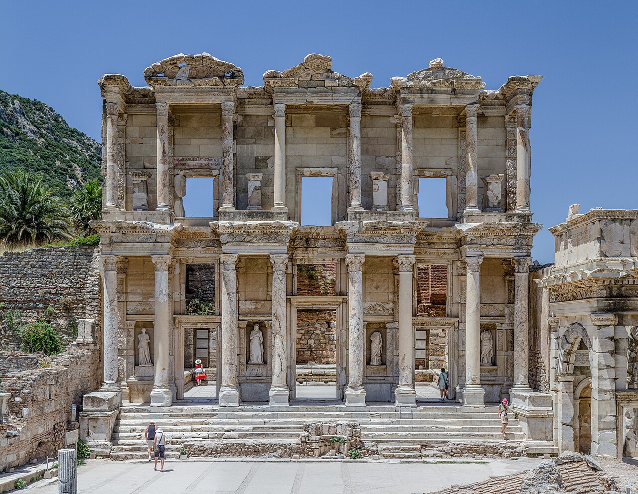 Efes Antik Kenti'ndeki Celsus Kütüphanesi'nin cephesi
