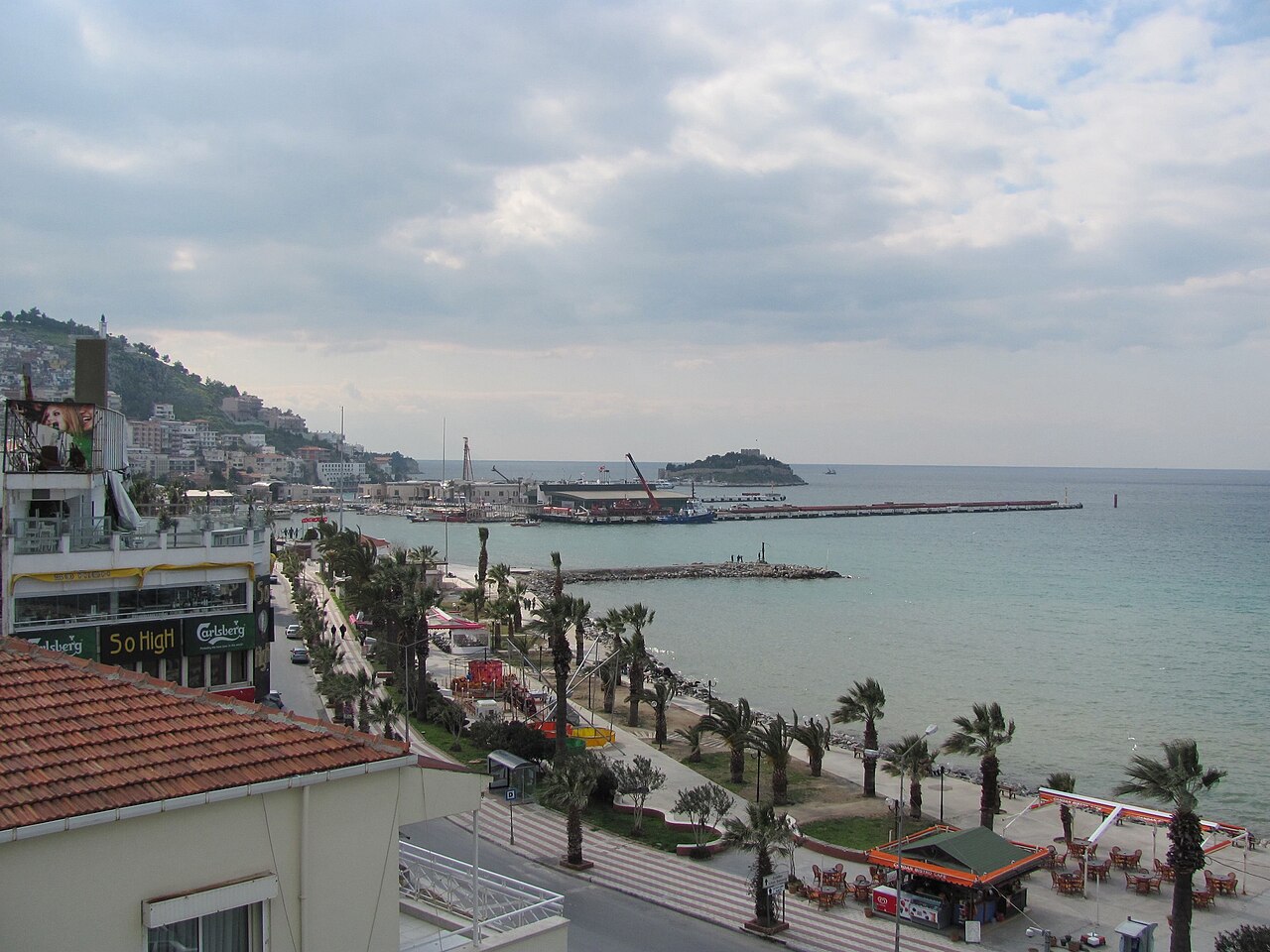 Kuşadası kordonu, palmiyeler, liman ve Güvercinada